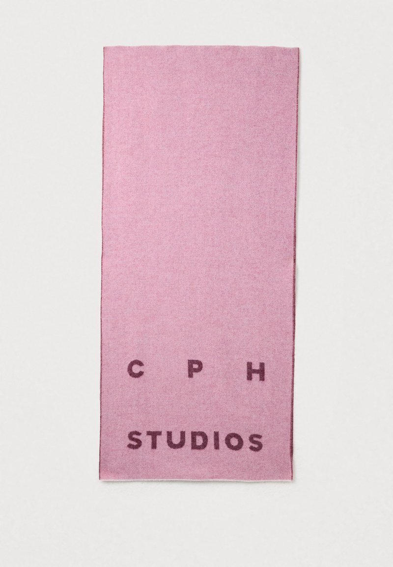 Rózsaszín sál sötétbarna "CPH STUDIOS" felirattal, puha, texturált anyagból, téglalap alakú, minimalista dizájn.