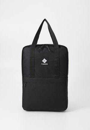 Czarny plecak wykonany z wytrzymałego materiału, z dwoma uchwytami u góry, przednią kieszenią na zamek oraz naszywką z logo umieszczoną na środku przodu.