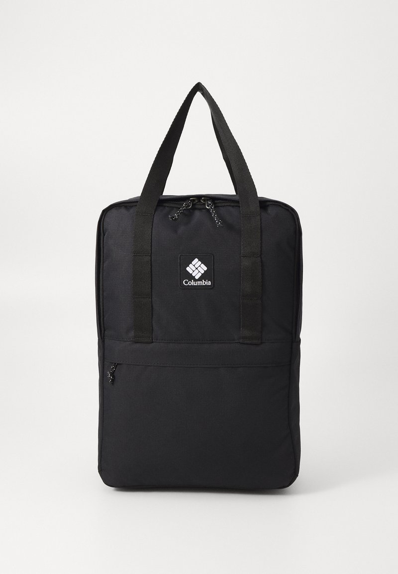 Czarny plecak wykonany z wytrzymałego materiału, z dwoma uchwytami u góry, przednią kieszenią na zamek oraz naszywką z logo umieszczoną na środku przodu.