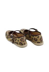 Zapatillas planas con estampado de leopardo, correa marrón, punta redonda y suela beige. Parte superior de tela suave y diseño texturizado para mayor detalle.