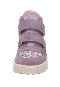 Lavendelfarbener Wildledersneaker mit zwei Klettverschlüssen und einem Leopardenmuster-Akzent an der Seite. Weiße Gummisohle, abgerundete Spitze und gepolsterter Kragen.