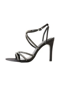 Črna sandaleta s peto z več prekrižanimi trakovi, okrašena z metalnimi poudarki in kristalčki. Eleganten dizajn z zašiljenim prstom in tanko peto.