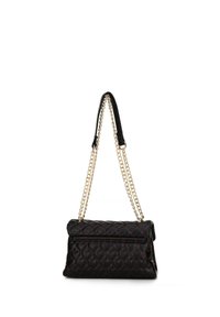 Bolso negro acolchado con detalles de patrón de corazones, que presenta una cadena dorada y un asa superior de cuero negro. Diseño compacto.