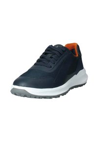 Scarpe da ginnastica blu navy con una tomaia in mesh testurizzato, dettagli arancioni sul colletto e una suola intermedia bianca con una suola in gomma.