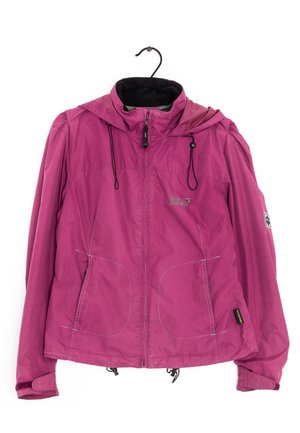Magenta outdoorjas met capuchon, rits aan de voorkant, twee voorzakken, verstelbare manchetten en trekkoorden hangend aan een zwarte kledinghanger.