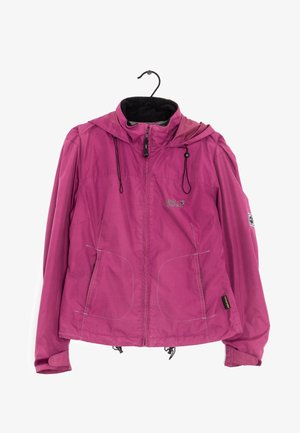 Magenta outdoorjas met capuchon, rits aan de voorkant, twee voorzakken, verstelbare manchetten en trekkoorden hangend aan een zwarte kledinghanger.