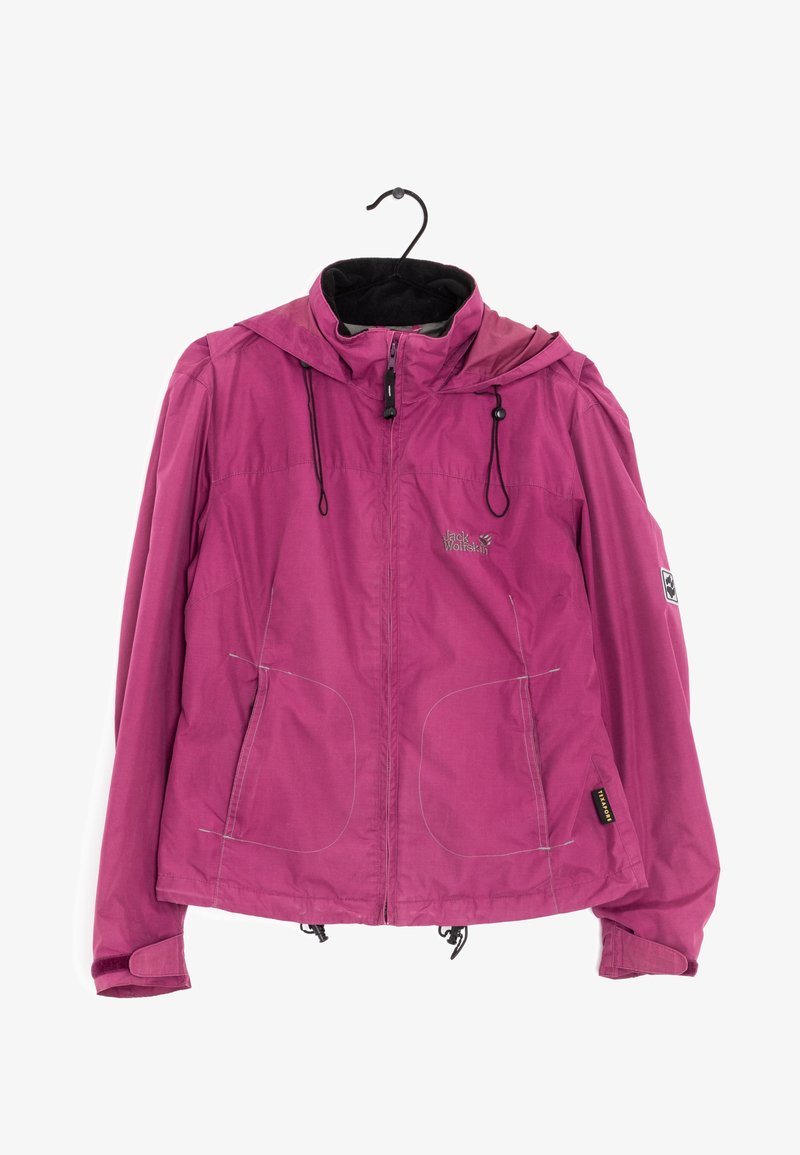 Veste d'extérieur magenta avec capuche, fermeture éclair devant, deux poches avant, poignets réglables et cordons suspendus à un cintre noir.