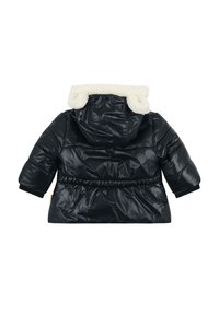 Zwarte pufferjack met een met bont gevoerde capuchon, elastische taille en lange mouwen. Kenmerkt zich door een gladde, glanzende buitenkant en een geplooid ontwerp aan de achterkant.