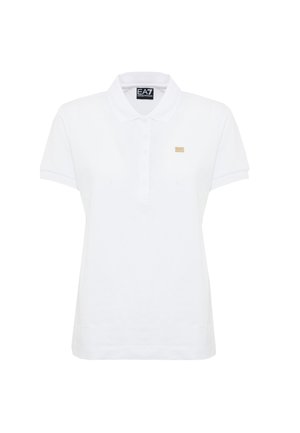 Vit pikétröja i bomull. Har klassisk krage, korta ärmar, knäppning med tre knappar och en liten guldig logotyp på bröstet.