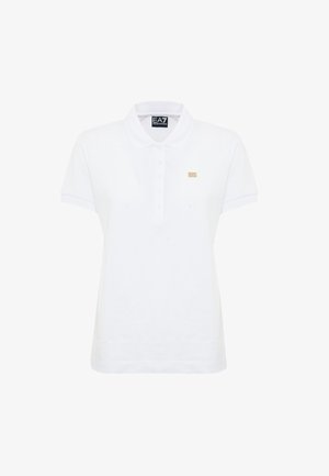 Vit pikétröja i bomull. Har klassisk krage, korta ärmar, knäppning med tre knappar och en liten guldig logotyp på bröstet.