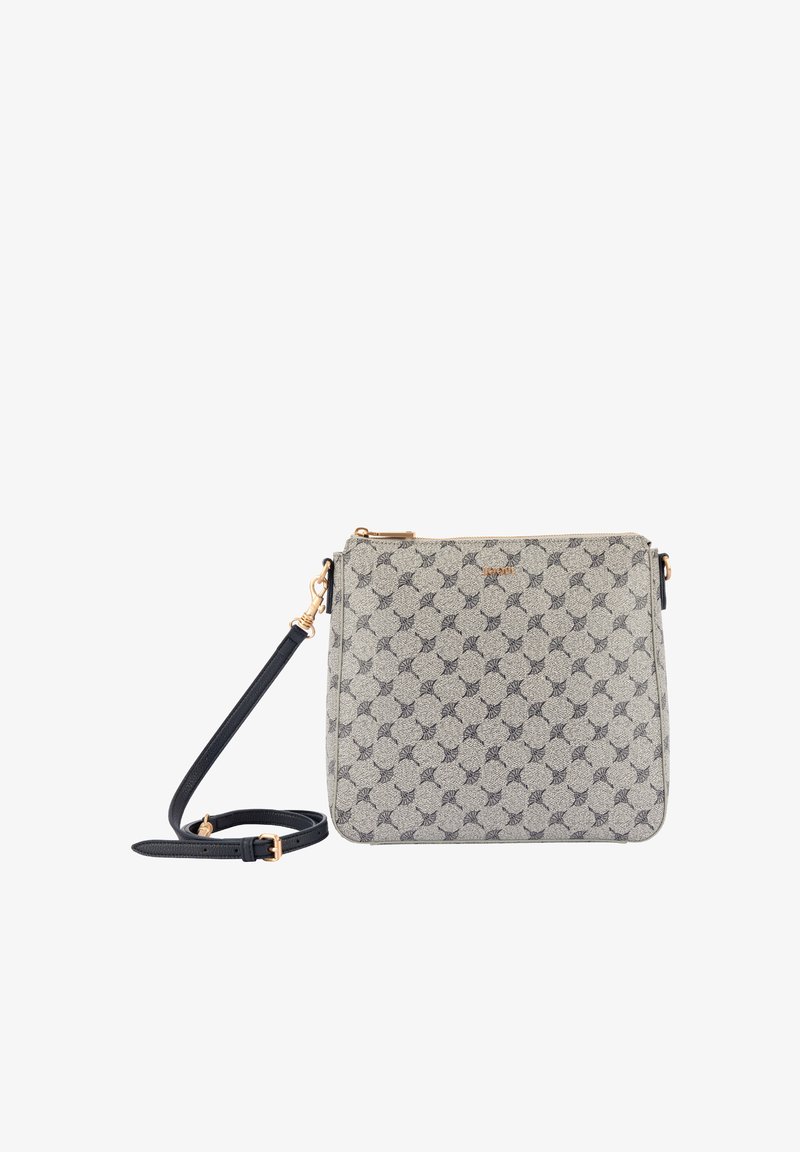 Bolso cruzado beige con correa ajustable negra, cierre de cremallera y patrón repetido de hojas negras en la superficie de tela.