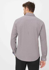 Camicia da uomo a maniche lunghe con motivo a quadri rosso e bianco, colletto con bottoni, polsini con bottone singolo e orlo curvo.