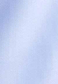 Tessuto azzurro chiaro, con una texture liscia e un sottile motivo diagonale. Il materiale appare morbido e flessibile, adatto a diverse applicazioni.