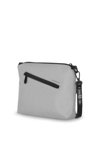 Šedá látková crossbody taška s černou zipovou kapsou, nastavitelného popruhu a hladkým povrchem. Obsahuje logo značky v jemném potisku.