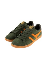Sneakers in suede verde con strisce arancioni, dettagli neri e suola in gomma marrone. Presentano una punta arrotondata e un logo decorato sulla linguetta.