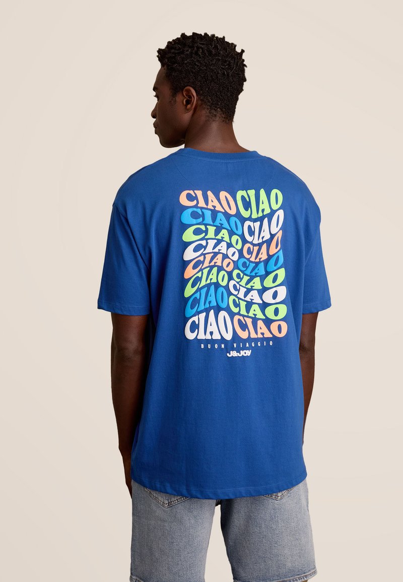 Blauwe katoenen t-shirt met een kleurrijke "CIAO" graphic op de achterkant in verschillende lettertypen en groottes. Korte mouwen en een relaxte pasvorm.
