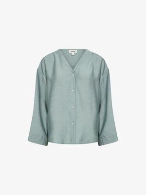 Blusa de botón azul claro con escote en V y mangas tres cuartos. Hecha de una tela liviana con una textura suave.
