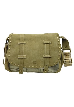 Sac bandoulière en daim vert olive avec rabat clouté, deux fermetures à sangles et bandoulière réglable à motifs.