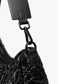 Bolso de mano negro brillante acolchado, con una esquina unida a una amplia correa de cuero negro con un cierre giratorio de metal.