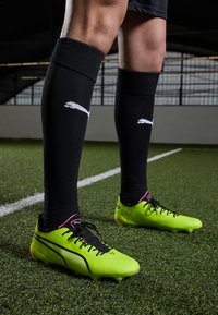 KING ULTIMATE MXSG - Becsavarozható szegecses futballcipő - electric lime/black/poison pink