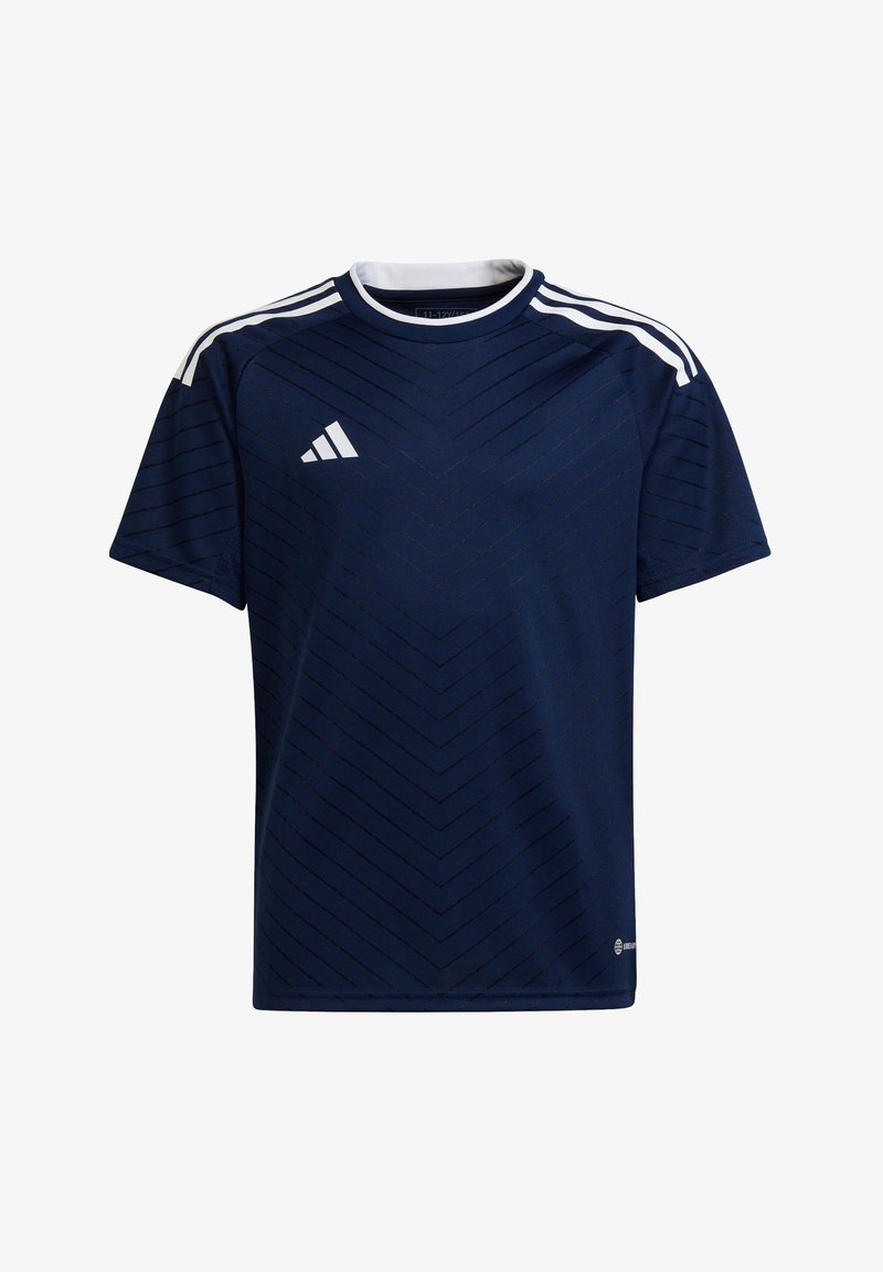 T-shirt de sport bleu marine à manches courtes, avec des rayures blanches sur les épaules, un motif en chevron et un col rond. Présente un logo sur le devant.