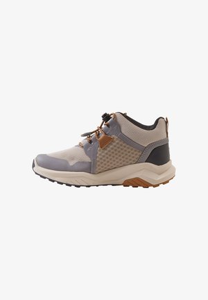 Jasnoszaro-beżowy sportowy sneaker z cholewką z siateczki, czarnym wsparciem pięty, brązowymi akcentami i systemem szybkiego sznurowania na białym tle.