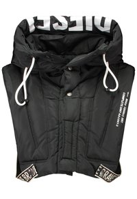 Svart pufferväst med huva, med vit tryckt text, justerbara snoddar och en strukturerad kviltad mönster.