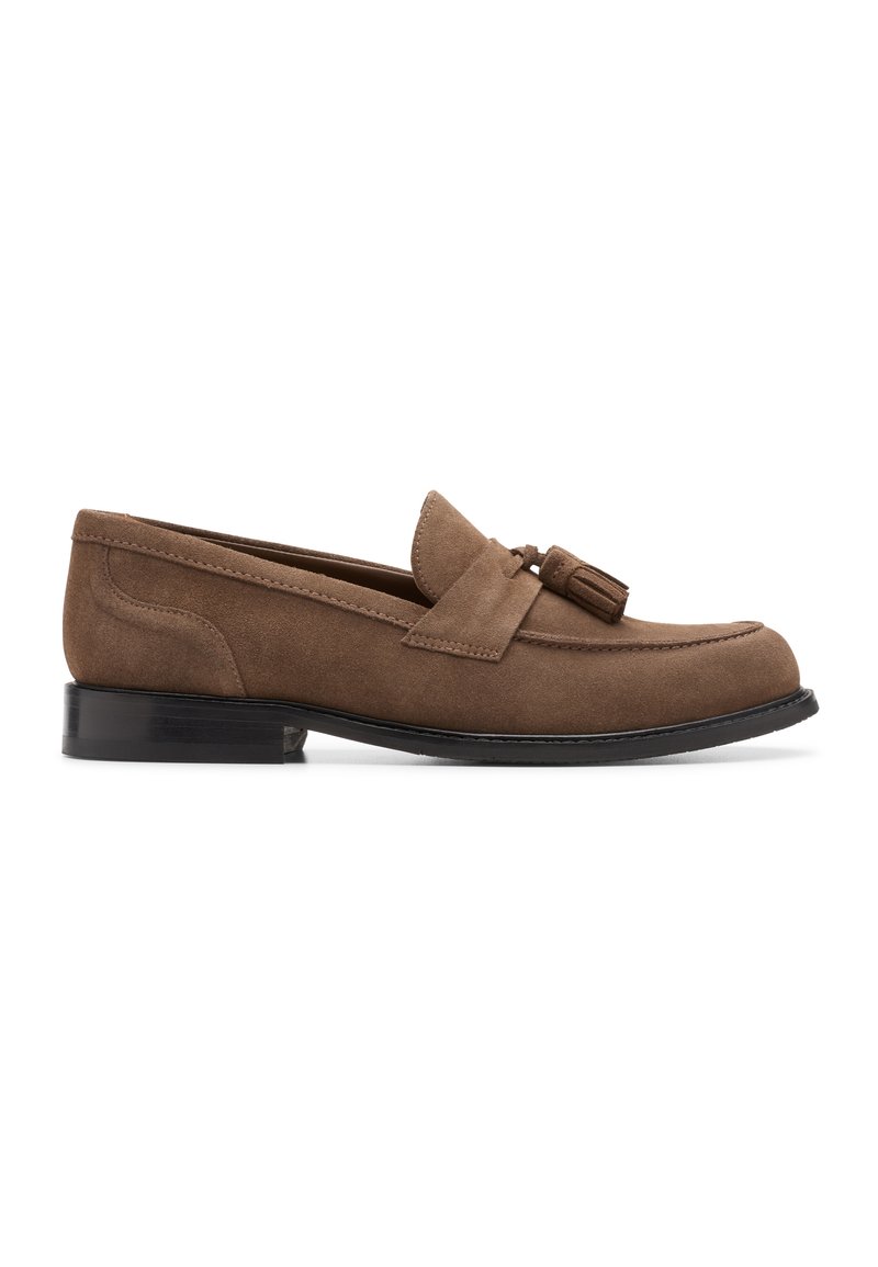 Mocassins en daim marron avec un détail de pampille décoratif, un bout arrondi et un petit talon en caoutchouc noir. Accents de couture minimalistes.