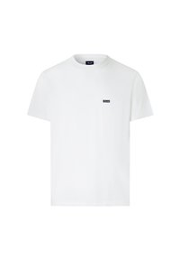 Camiseta blanca de manga corta con cuello redondo, que presenta un bolsillo en el lado izquierdo del pecho y una pequeña etiqueta de marca en azul marino. Material de algodón suave.