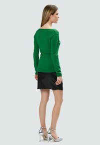 INFLUENCER V-NECK BASIC - Strickpullover - green