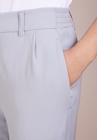 DRYKORN Broek - light grey