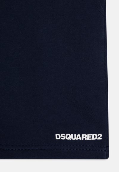 Mörkblå bomulls-T-shirt med en jämn textur, med en vit "DSQUARED2"-logotyp nära den nedre fållen och en enkel, klassisk design.