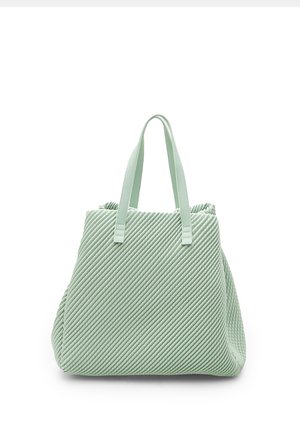 Borsa a spalla verde menta con texture a righe diagonali, due manici piatti e un design spazioso. Materiale morbido con una forma strutturata.