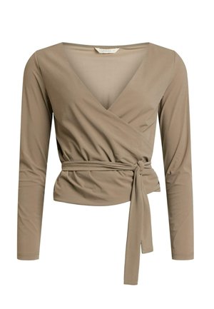 Beige pitkähihaine kietaisupaita, jossa on syvä V-pääntie, vyö ja rypytetty rakenne. Valmistettu sileästä kankaasta, jossa on lievä kiilto.
