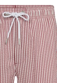 Rød- og hvidstribede tekstilshorts med snørre i taljen, med en struktureret stof og sidelomme.