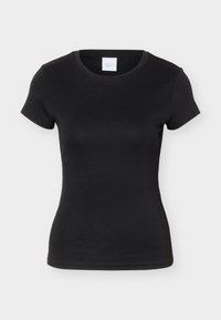 Μαύρο εφαρμοστό t-shirt με κοντό μανίκι και στρογγυλή λαιμόκοψη, με απλό εμπρός μέρος και λευκή ετικέτα στη μέσα πλευρά του γιακά.