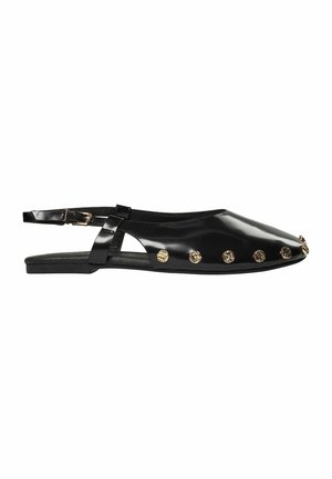 Schwarzer Slingback-Ballerina aus Lackleder mit goldenen, runden Nieten an der Seite und spitz zulaufender Spitze, verstellbarer Schnallenriemen.