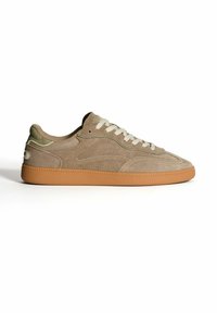 Sneaker in suede marrone chiaro con lacci bianchi, suola in gomma e dettagli di cucitura sottili, mostrato in profilo laterale su uno sfondo bianco.