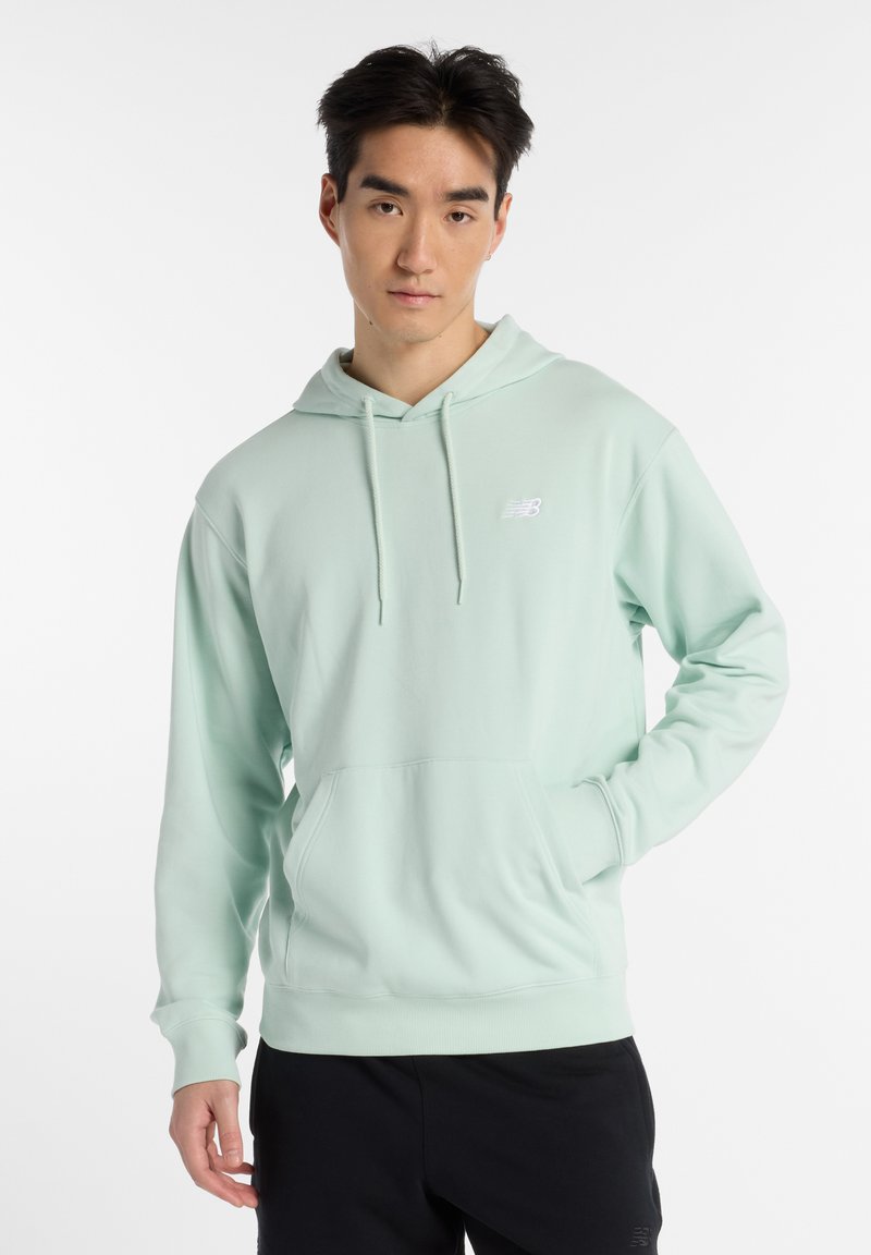 Sudadera verde menta clara hecha de tela suave, con un bolsillo canguro en la parte delantera y capucha con cordón. Pequeño logo blanco en el pecho.