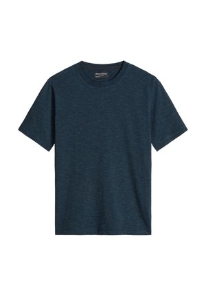 Marineblauw T-shirt met korte mouwen en subtiele donkerdere horizontale strepen, ronde halslijn en zachte stoftextuur.