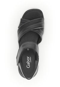 Svart lær sandal med kryssende stropper og teksturert overflate. Firkantet tådesign og polstret såle. "Gabor comfort"-merke inni.
