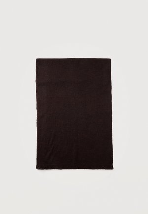 Un échantillon de tissu rectangulaire brun foncé, à la surface douce et texturée, repose sur un fond clair.