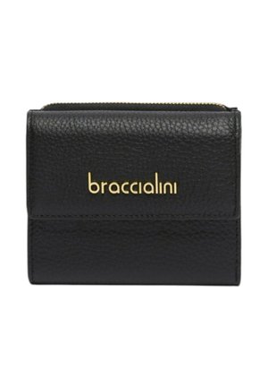 Portafoglio in pelle nera testurizzata con patta frontale e logo "braccialini" dorato, dotato di un comparto superiore con cerniera.