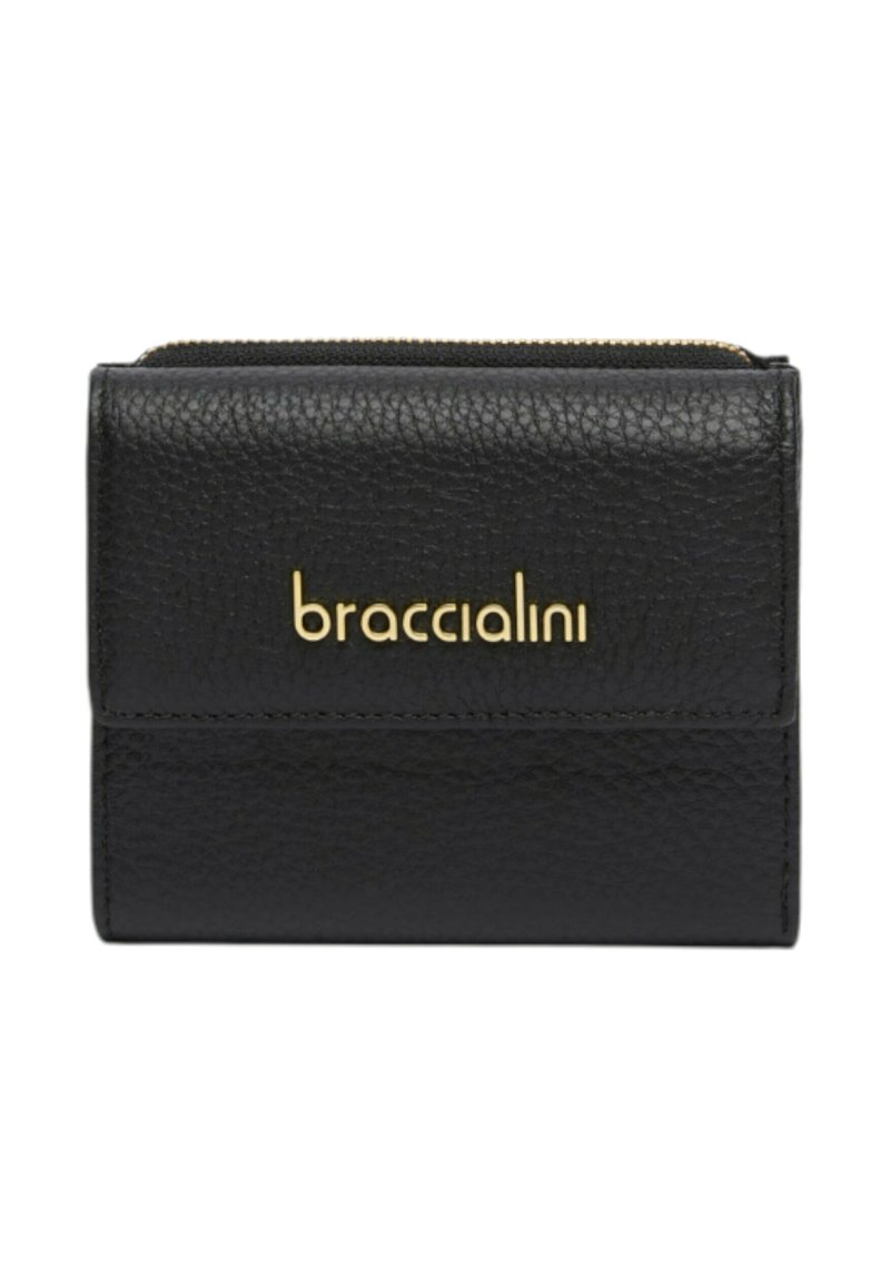 Portafoglio in pelle nera testurizzata con patta frontale e logo "braccialini" dorato, dotato di un comparto superiore con cerniera.