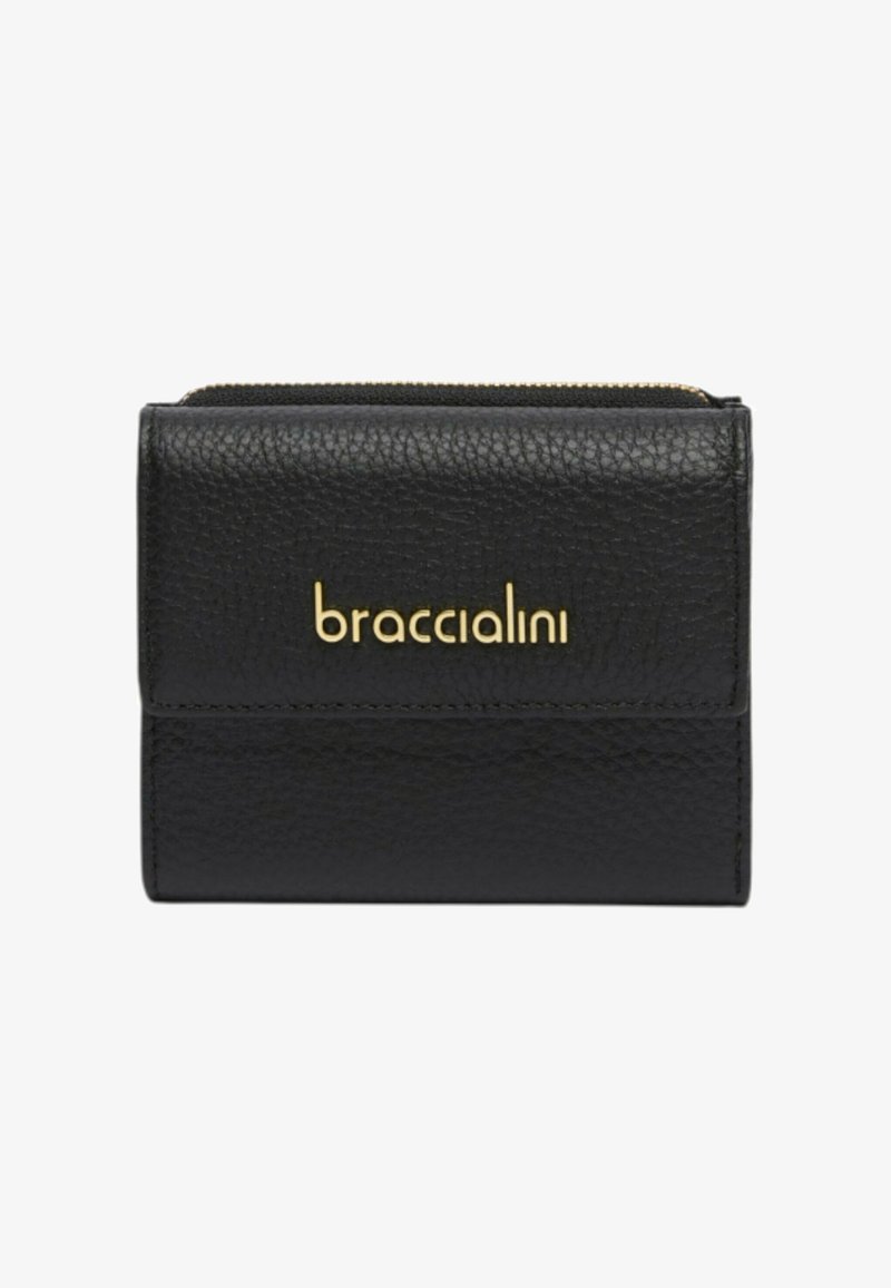 Portafoglio in pelle nera testurizzata con patta frontale e logo "braccialini" dorato, dotato di un comparto superiore con cerniera.