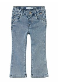 Jean flare en denim bleu clair avec fermeture à bouton, design à cinq poches et accents usés près des poches et de l'ourlet.