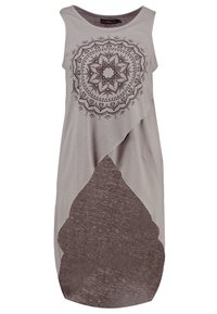 Robe légère sans manches gris clair avec un motif mandala circulaire sombre et complexe sur la poitrine et un devant superposé asymétrique.
