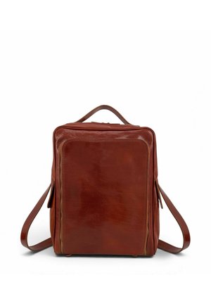 Sac à dos en cuir marron avec poche avant zippée, poignée supérieure et deux bretelles, sur fond blanc.