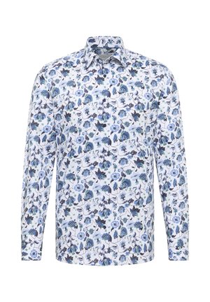 Hvid skjorte med lange ærmer og knapper, med blå og sort blomsterprint samt spids krave, vist på en ensfarvet hvid baggrund.