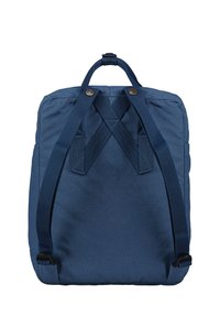 Zaino blu navy con tessuto testurizzato, due spallacci imbottiti e una maniglia superiore. Presenta un design semplice e squadrato con cuciture rinforzate.